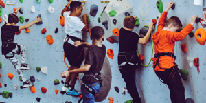 成立于2007年，基于對(duì)國(guó)有企業(yè)的深刻理解，以服務(wù)企業(yè)為宗旨，以專(zhuān)注、專(zhuān)業(yè)為導(dǎo)向，向企業(yè)提供具有針對(duì)性的咨詢(xún)與培訓(xùn)服務(wù)。給予客戶(hù)高質(zhì)量的服務(wù)與高價(jià)值的回報(bào)，將自身打造成為“鷹的個(gè)人，雁的團(tuán)隊(duì)”的專(zhuān)業(yè)培訓(xùn)機(jī)構(gòu)。我們追求實(shí)效、專(zhuān)業(yè)的培訓(xùn)效果，熱情、細(xì)致的服務(wù)質(zhì)量，這是蘭州立正承諾的起點(diǎn)。