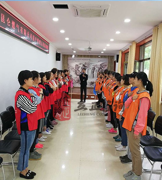 培訓(xùn)快訊培訓(xùn)時(shí)間：7月2日培訓(xùn)地點(diǎn):城建培訓(xùn)中心培訓(xùn)單位:甘肅中石油昆侖燃?xì)庥邢薰九嘤?xùn)課程:拓展培訓(xùn)人數(shù)：29人培訓(xùn)老師:王永康、桑浩勛后勤:魏萬里周明業(yè)務(wù)人員：齊亞