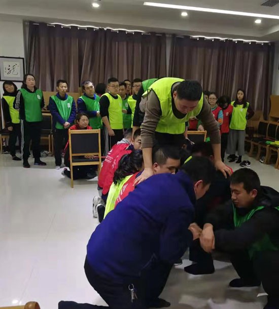 培訓(xùn)時(shí)間：2月27日培訓(xùn)地點(diǎn):隴南武都培訓(xùn)單位:中國**銀行隴南分行培訓(xùn)課程:拓展培訓(xùn)人數(shù)：40人