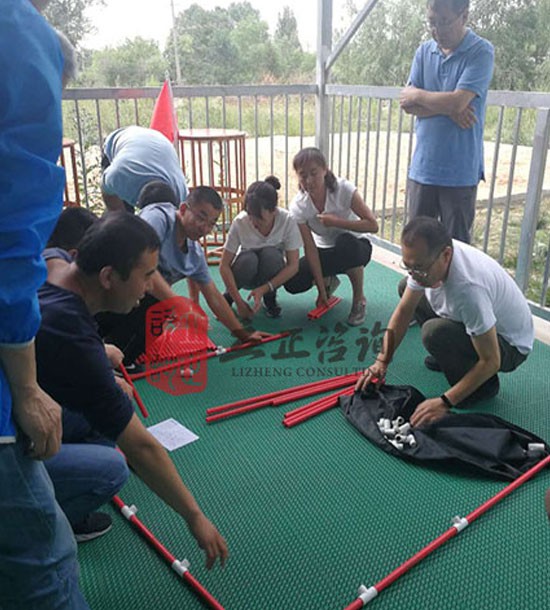 培訓(xùn)快訊培訓(xùn)時(shí)間：6月29日培訓(xùn)地點(diǎn):隴鑫山莊培訓(xùn)單位:甘肅某管理局培訓(xùn)課程:??七一主題黨建活動培訓(xùn)人數(shù)：24人