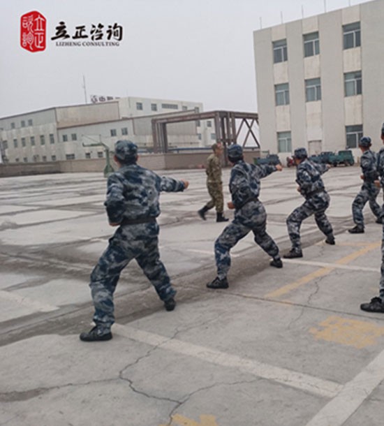 培訓快訊培訓主題：”班長管戰(zhàn)士“軍事化拓展訓練培訓內(nèi)容：管理培訓+軍事訓練+拓展訓練培訓對象：班組長、值長、科級干部、儲備干部、技術(shù)人才課程設(shè)置：《從部隊的宗旨看企業(yè)的愿景》《從部隊的紀律看企業(yè)的規(guī)章