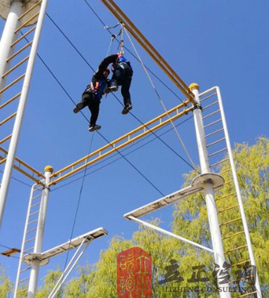 培訓(xùn)快訊培訓(xùn)時間：4月13-14日培訓(xùn)地點(diǎn):白銀四龍培訓(xùn)單位:**傳媒公司培訓(xùn)課程:拓展培訓(xùn)人數(shù)：26人