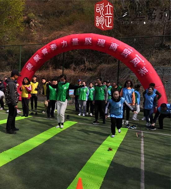 培訓快訊培訓時間：4月28日培訓地點:興隆山城建培訓中心培訓單位:甘肅交通**公司培訓課程:趣味運動會部分拓展項目介紹：緬甸橋項目類型：團隊合作項目培訓形式：一段軟梯掛在山坳的兩端。學員必須利用繩梯和