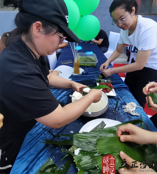 培訓(xùn)快訊培訓(xùn)時(shí)間：2021年6月14日培訓(xùn)地點(diǎn):和銳德廠區(qū)培訓(xùn)單位:甘肅和銳德公司（徐工挖掘機(jī)）培訓(xùn)課程:端午節(jié)主題團(tuán)建活動(dòng)項(xiàng)目介紹這個(gè)項(xiàng)目叫朱德的扁擔(dān)：每支代表隊(duì)選派男女各2名共4名隊(duì)員參賽，參賽隊(duì)