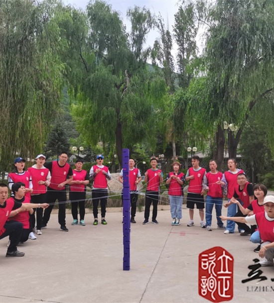 培訓快訊培訓時間：2021年7月6日培訓地點：榆中興隆山培訓單位:甘肅**集團**公司培訓課程:中青年職工拓展培訓班培訓項目介紹：合力建塔團隊成員拉緊繩子末端控制塔鉤移動，用塔鉤將一塊塊塔吊起并按照教