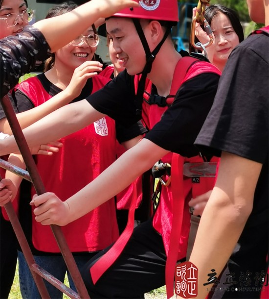 培訓(xùn)快訊培訓(xùn)時間：2021年7月7日培訓(xùn)地點(diǎn)：榆中興隆山培訓(xùn)單位：北京華聯(lián)培訓(xùn)課程:“雛鷹訓(xùn)練營”