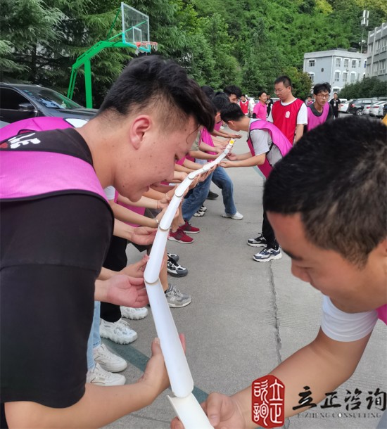 培訓快訊培訓時間：2021年7月12-19日培訓地點：西安培訓單位：中鐵**局**公司培訓課程：新員工入職培訓班團隊合作項目鼓動人心培訓形式一個大鼓，把鼓的四周拴上16根繩子，每根繩子由一個人牽著，在